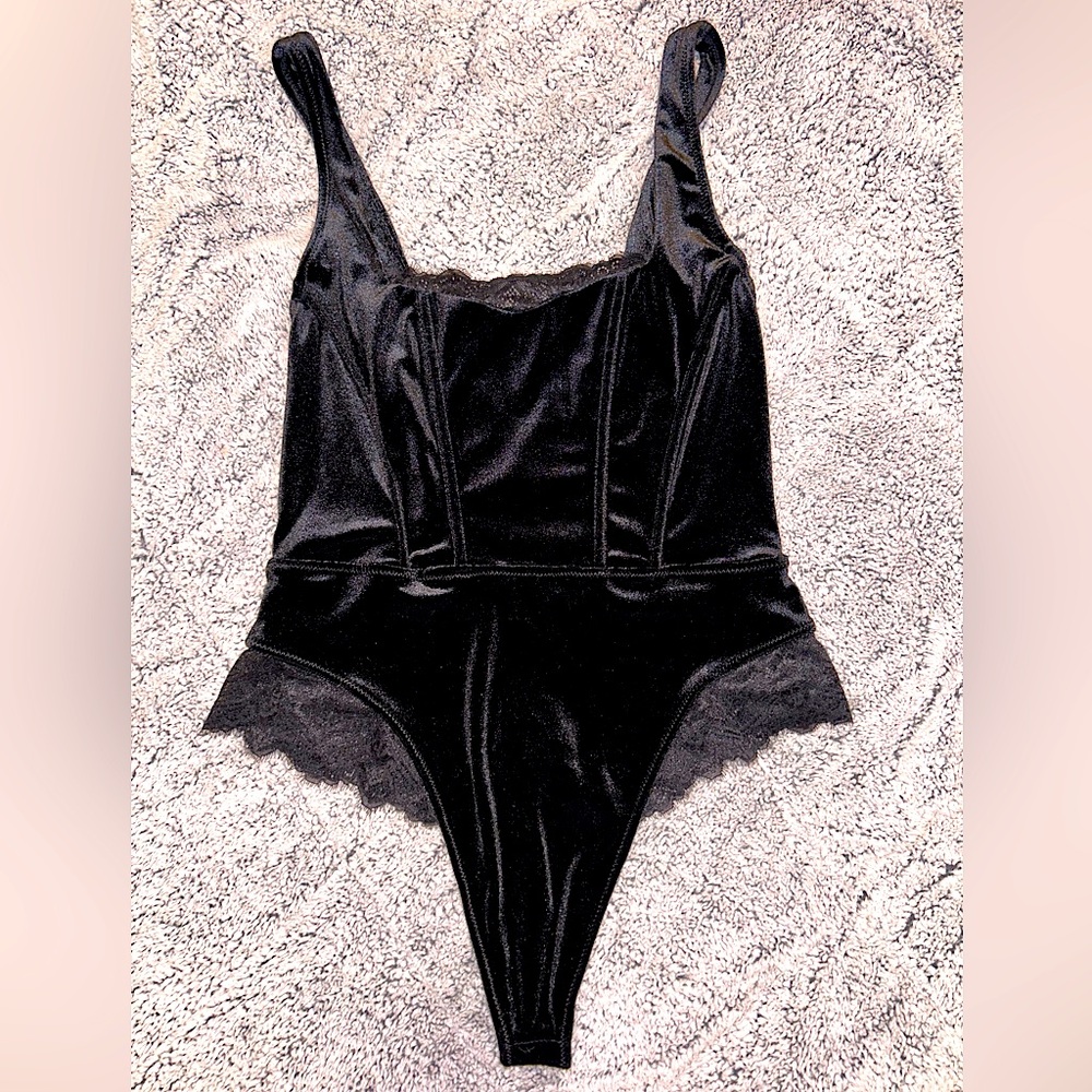 Forever 21 BNWT Black Velvet Bodysuit Lace Snap Button Slim Fit Goth Style Comfy